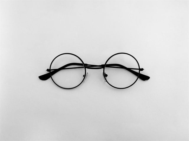 black framed eyeglasses on white surface photo – Free Business Image on Unsplash by @konseptastudio